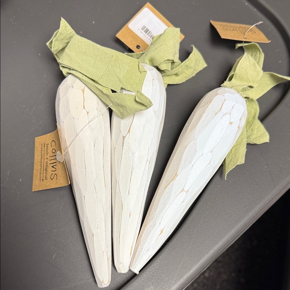 Set of 3/ Collins Fresh + Original white wooden carrot decorations, grey6
